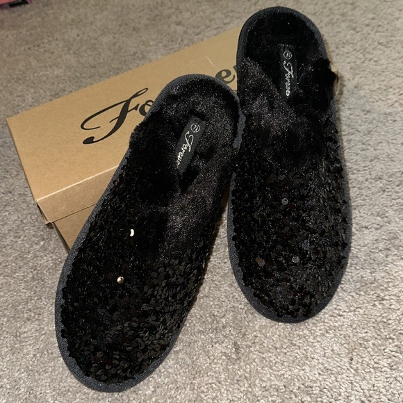 Slippers - Picture 2 of 4